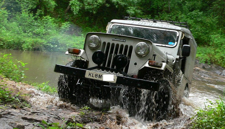Out-of-Control Trekking Jeep Stopped by Drivers…